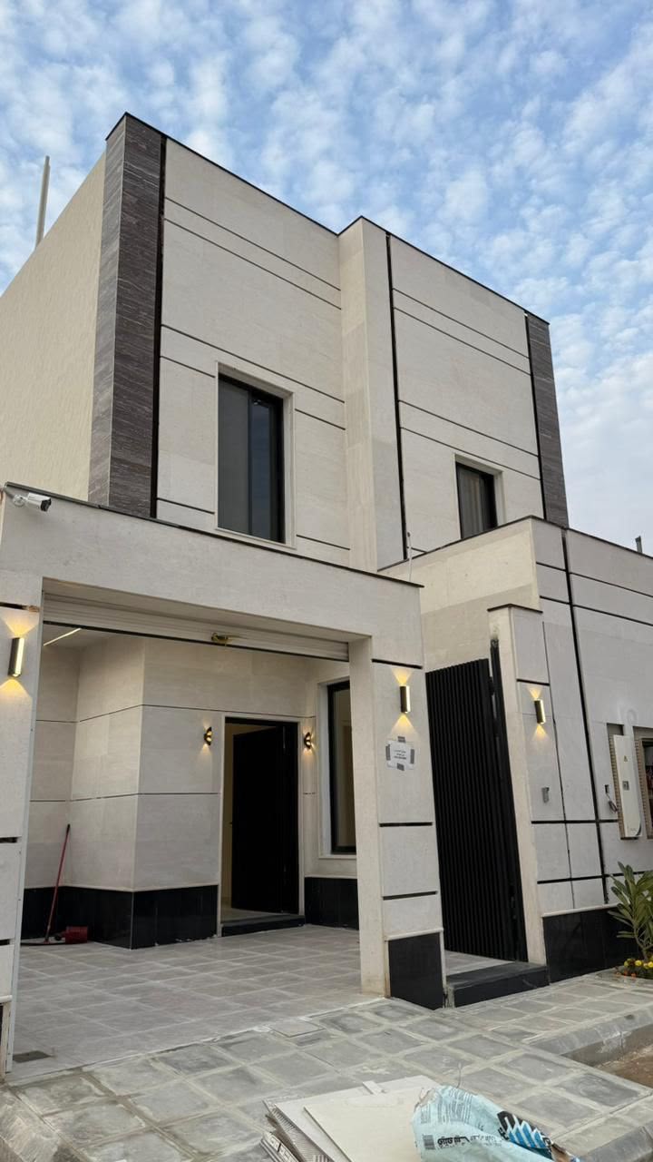 للبيع دور ارضي بفيلا سكنيه بتشطيب فاخر بحي الجنادرية غصون شرق الرياض 